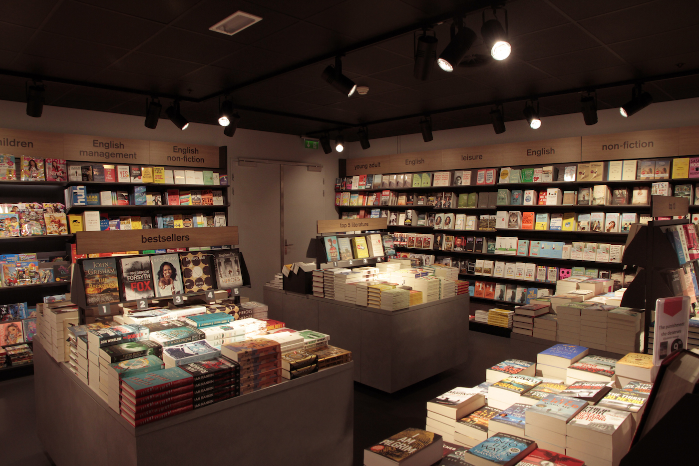 AKO retail lighting schiphol | Invisua Lighting